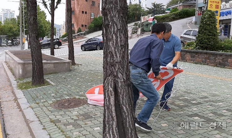 서대문구가 ‘불법 유동광고물 수거보상제’를 시행한다. 사진은 구청 직원들이 불법 현수막을 떼는 모습. [서대문구]　