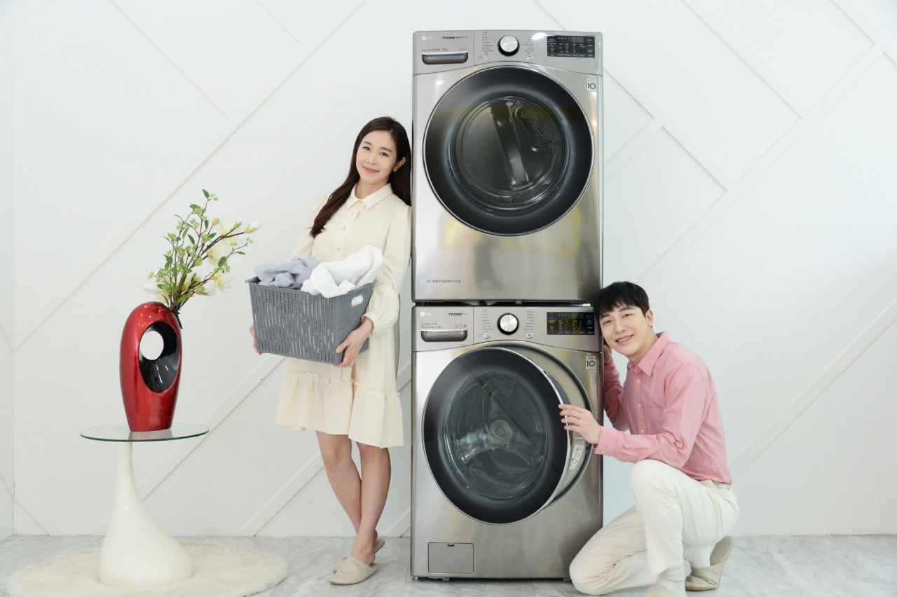 모델들이 'LG 트롬 건조기 스팀 씽큐(상)'와 인공지능 DD세탁기 'LG 트롬 세탁기 씽큐(하)'를 소개하고 있다. [LG전자 제공]