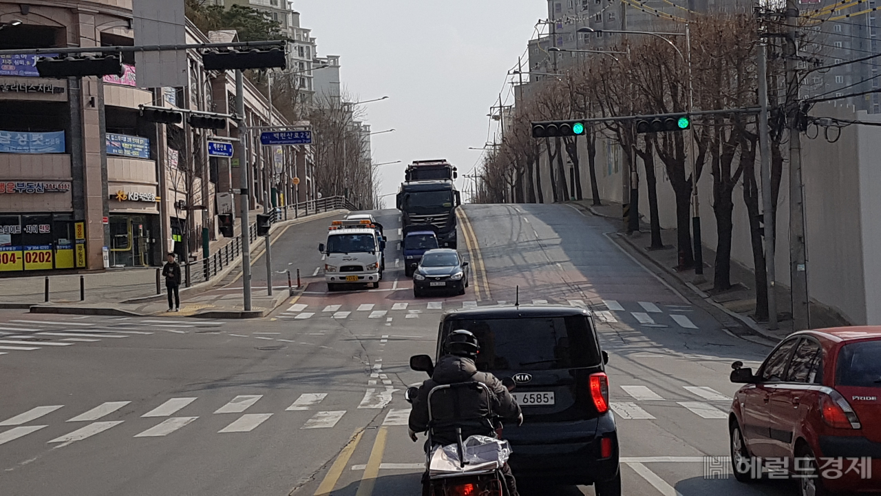 백련산로 정비 전.