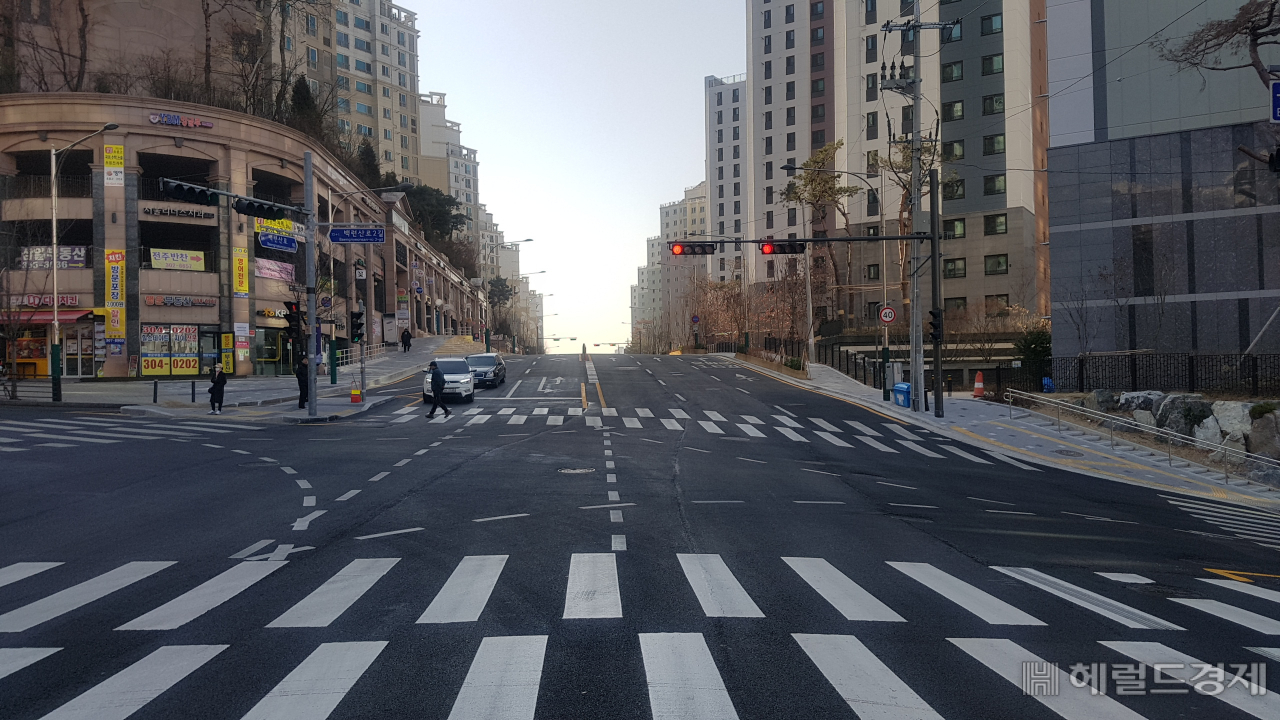 백련산로 정비 후.[서대문구]