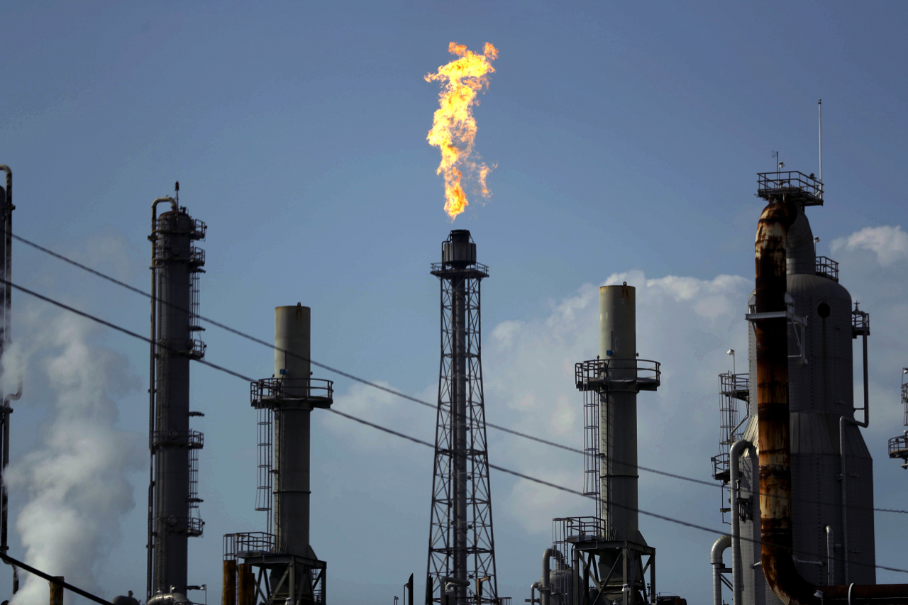 석유수출국기구(OPEC)과 러시아가 원유 감산 합의에 실패하면서 국제 유가가 큰 폭으로 떨어졌다. [AP]