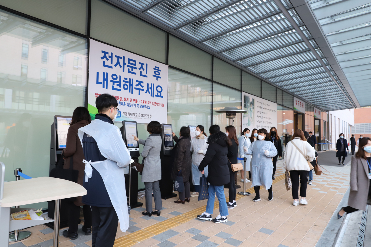 가톨릭대학교 은평성모병원이 신종 코로나바이러스 감염증(코로나19) 환자 발생으로 중단했던 진료를 9일부터 재개한다고 밝혔다. 병원 폐쇄조치 후 17일 만이다. 은평성모병원은 추가 감염병 사태를 막기 위해 출입 동선을 병원 본관 1층 정문으로 단일화했다. 또 모든 내원객을 대상으로 출입구에 설치된 키오스크를 통해 문진을 하고, 의약품안전사용서비스를 활용해 발병지역 방문력, 해외여행력을 확인한 뒤 개별 출입증을 발급하기로 했다. 사진은 정문 출입구 키오스크 문진. [은평성모병원 제공. 재판매 및 DB 금지] 연합뉴스