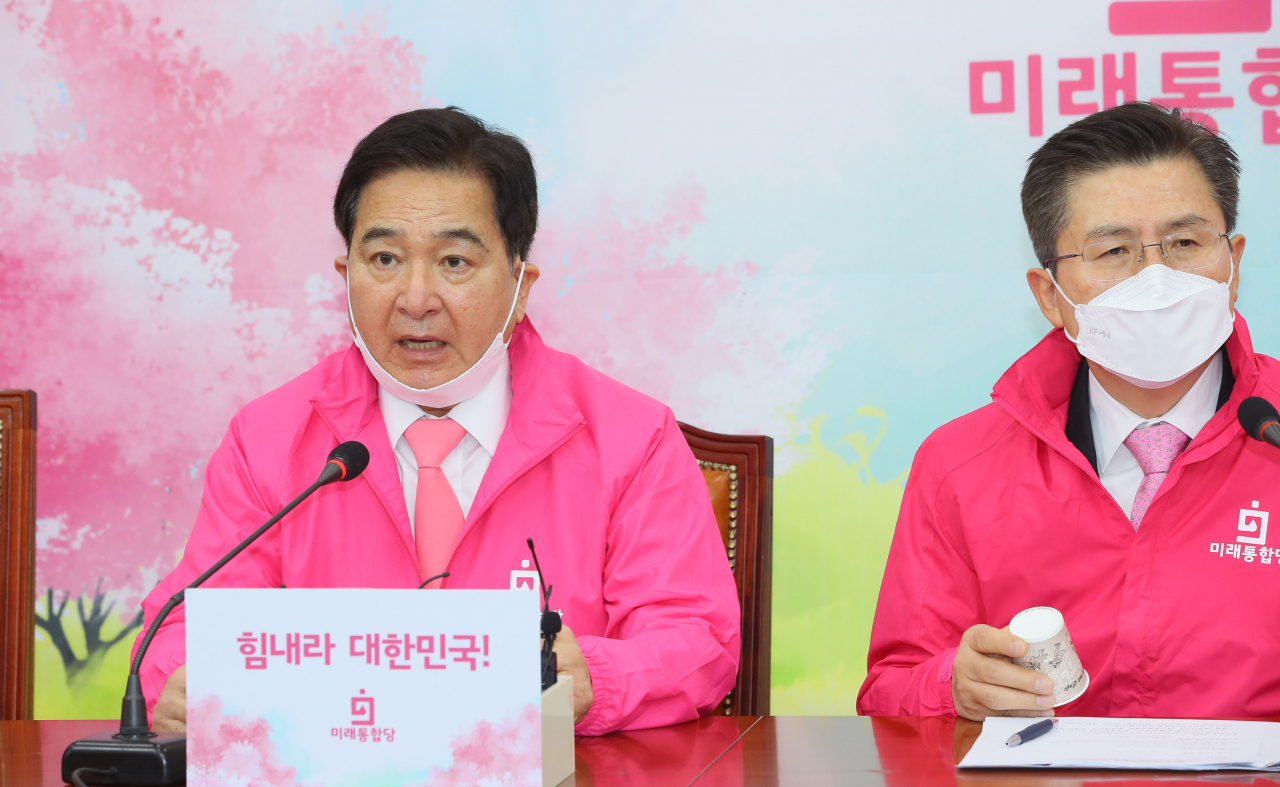 심재철 미래통합당 원내대표가 9일 국회에서 열린 최고위원회의에서 발언하고 있다. 오른쪽은 황교안 대표. [연합]