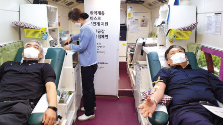 현대자동차 노사가 ‘코로나19 위기극복 특별합의’의 후속조치 일환으로 하언태 현대자동차 대표이사(사진 오른쪽)와 배상윤 현대차 노조 수석부지부장이 9일 단체 헌혈캠페인에 동참하고 있다. [현대차 제공]
