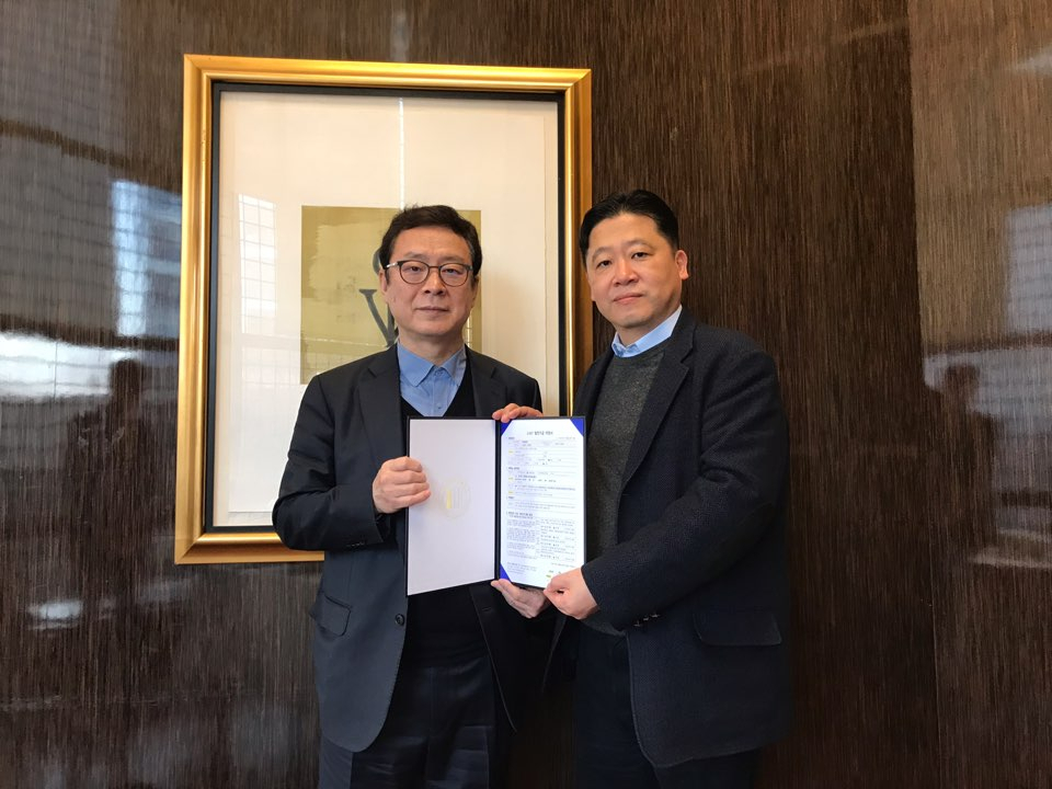 김병규(왼쪽) 아모텍 회장과 김경웅 GIST 국제환경연구소장이 협약서를 들어올리고 있다.[GIST 제공]