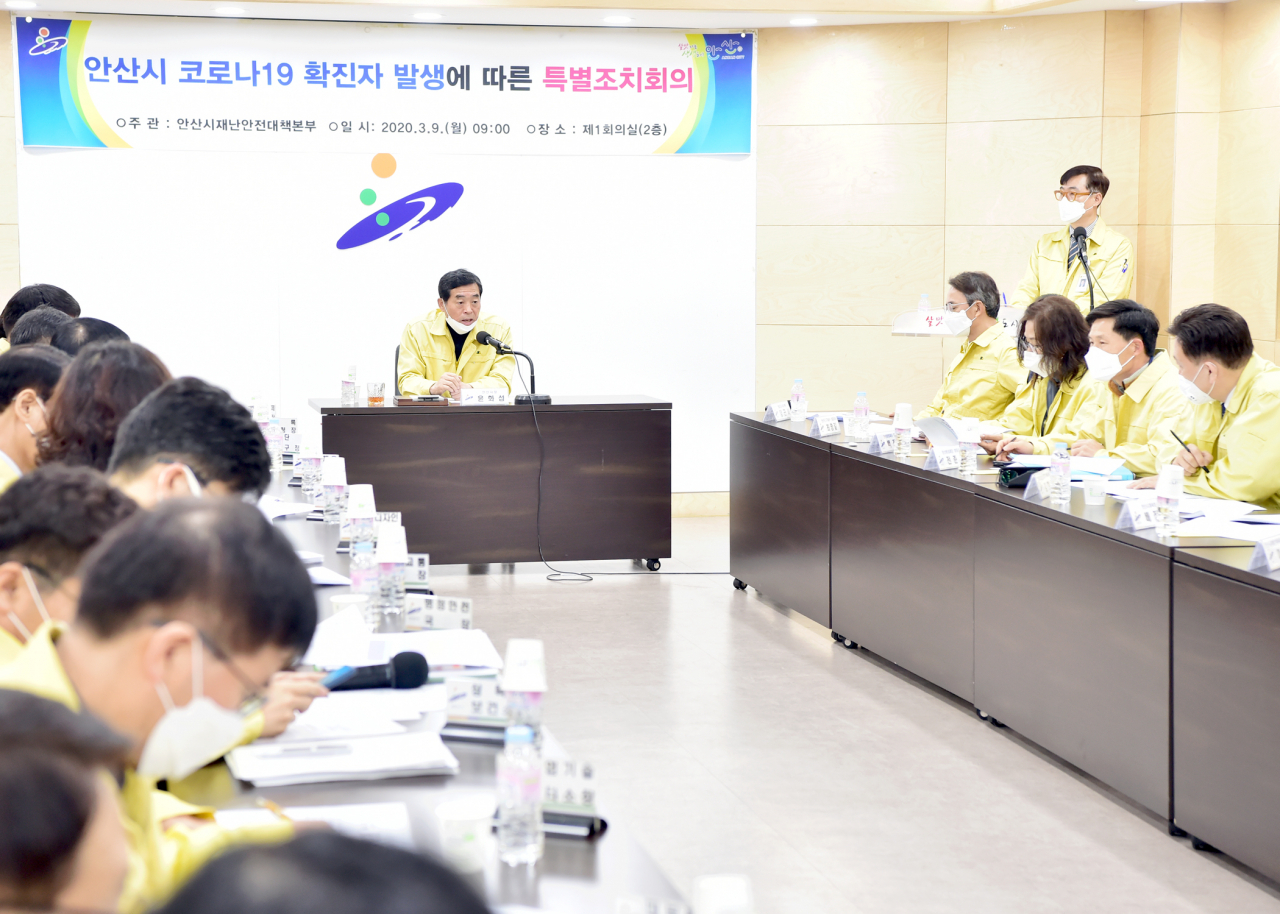 윤화섭 안산시장이 9일 시청에서 코로나19 확진자 발생에 따라 열린 회의에서 발언하고 있다. [안산시 제공]