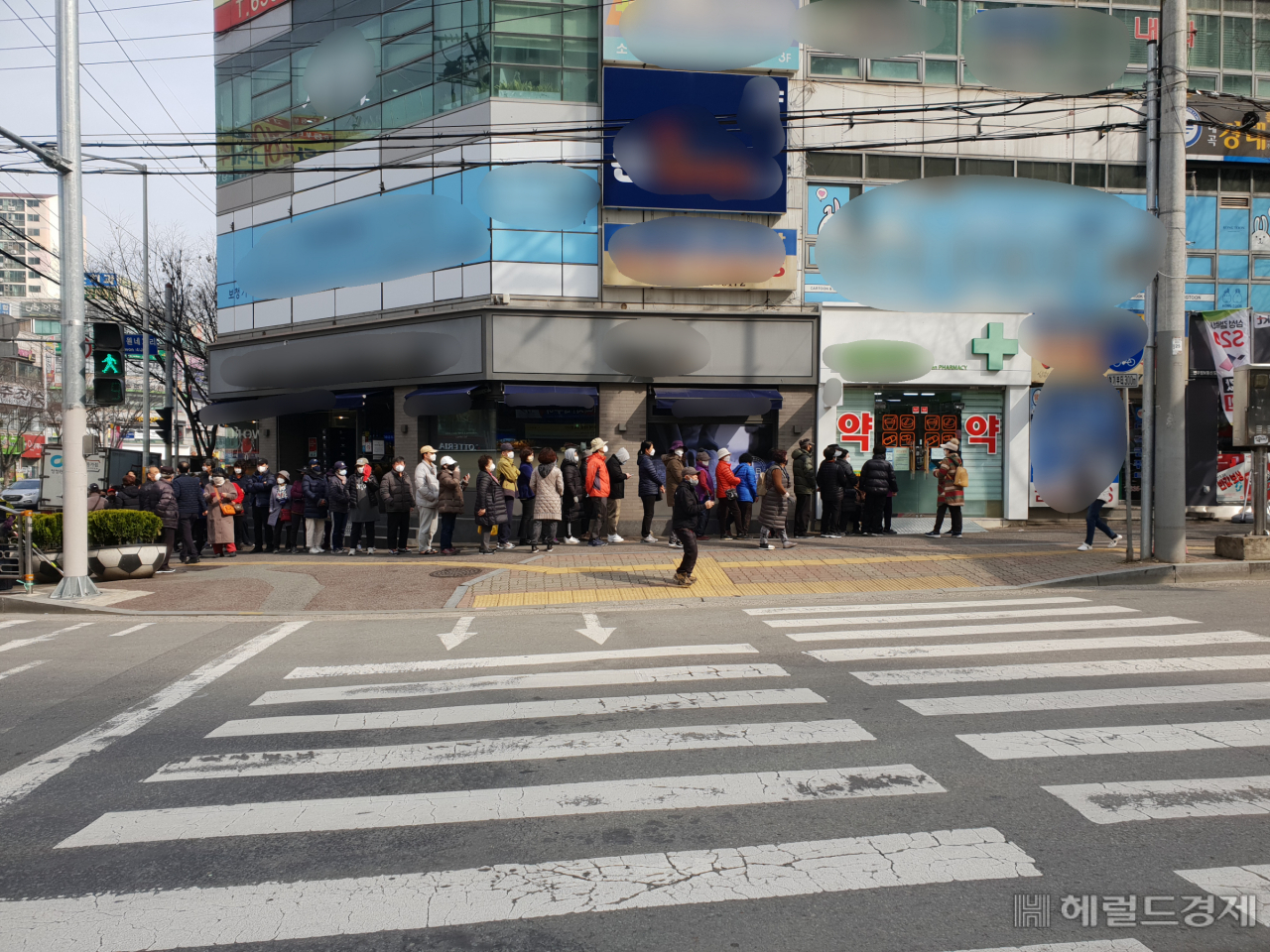 9일 오전 대구 달서구지역 한 약국앞에서 마스크를 구입하기 위해 길게 줄을 늘어선 주민들 모습.[사진=김병진 기자]