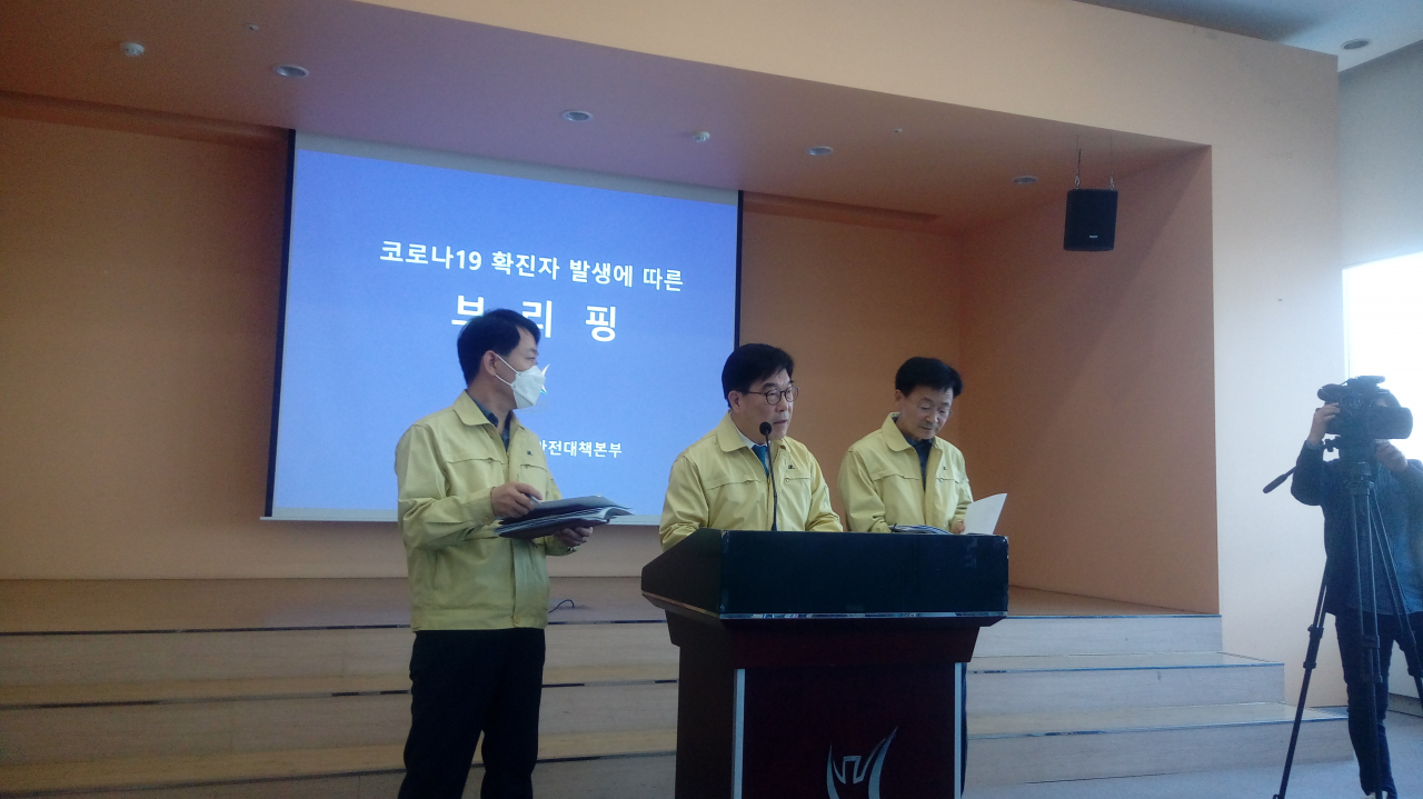 브리핑하는 신동헌(가운데) 광주시장.