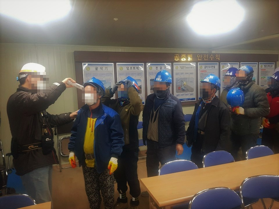 건설근로자 현장 출근 시 체온을 측정해 증상을 확인하고 있다. [화성도시공사 제공]