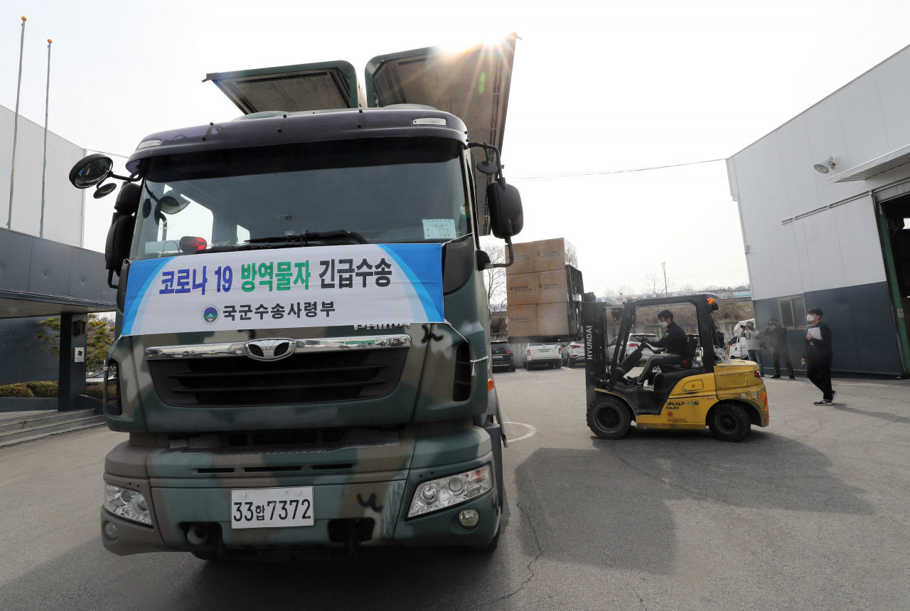 9일 오전 충남 논산시 노성면 한 방역품 생산업체에서 군이 대구·경북지역에 지원할 마스크 등 의료품을 옮기고 있다. 군은 이날 군 전담수송팀을 투입해 대구·경북에 지원할 의료품 수송을 지원한다고 밝혔다. [연합]