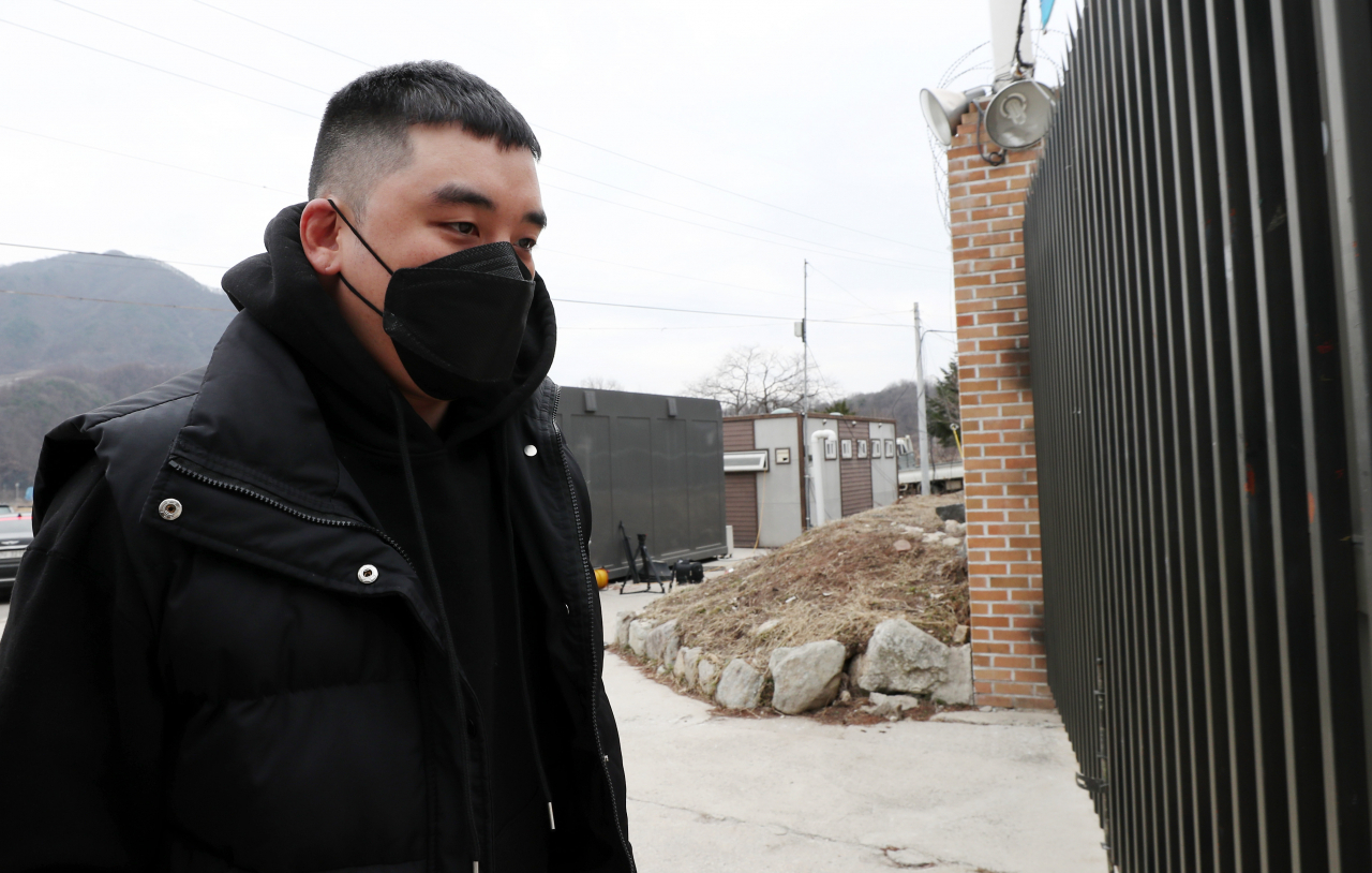 해외 원정도박과 성매매 알선 등 혐의로 재판에 넘겨진 그룹 빅뱅 전 멤버 승리(본명 이승현·30)가 9일 강원 철원군 육군 6사단 신병교육대에 입소하고 있다. 이날 현역 입대한 승리는 군사법원에서 재판을 이어갈 예정이다. [연합]