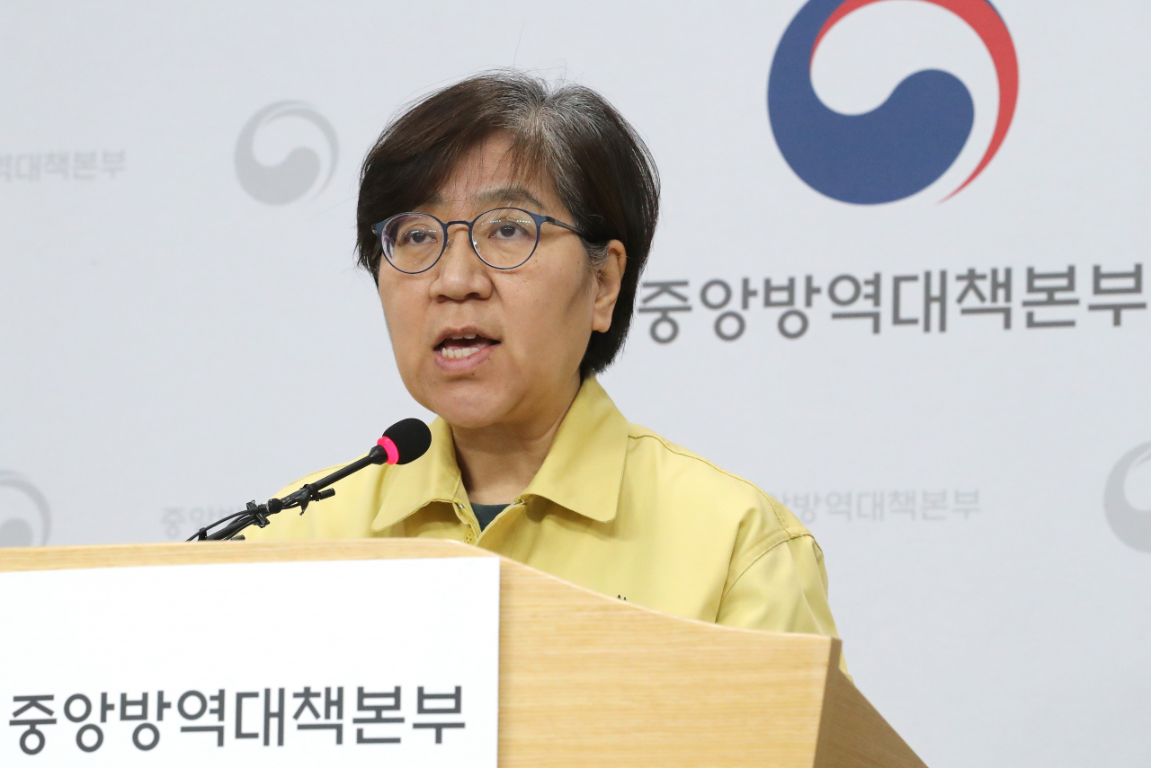 정은경 중앙방역대책본부장(질병관리본부장)이 9일 오후 충북 청주시 질병관리본부에서 코로나19 국내 발생현황 및 확진환자 중간조사 결과 등 정례브리핑을 하고 있다. [연합]