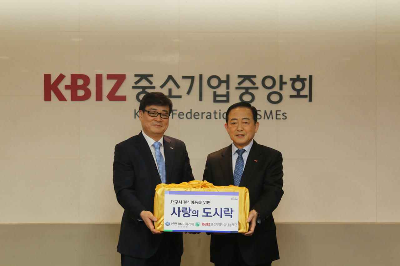 이창구 신한BNP파리바자산운용 대표(왼쪽)와 김영래 중소기업사랑나눔재단 이사장. [사진=신한BNP파리바자산운용]