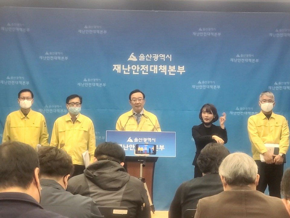 시는 최근 이슈가 되고 있는 사회복지시설 등의 집단감염에 대응하기 위해 지난 6일부터 8일까지 3일간, 요양병원 81개소, 노인시설 56개소 등 1134개소의 시설에 공무원 150명을 투입해 특별점검을 실시했다. 사진은 9일 울산시청 프레스센터에서 코로나19 정례브리핑 중인 송철호 시장.
