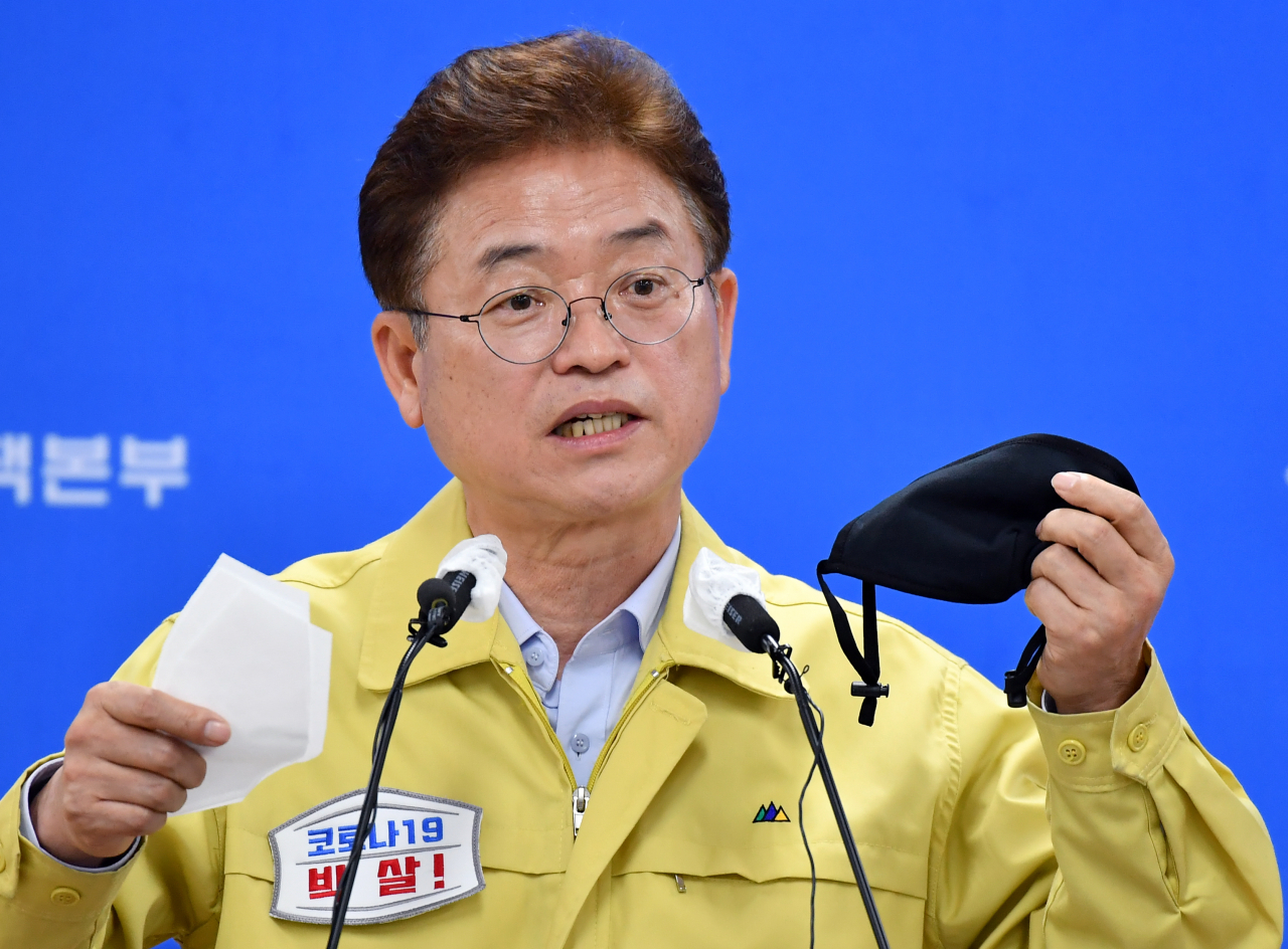 이철우 지사가 9일 오전 코로나19 브리핑을 통해 경북도가 자체 개발한 필터 교체가 가능한 면 마스크를 소개하고 있다.[경북도 제공]