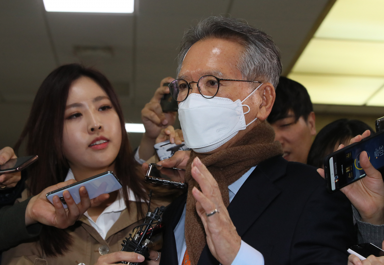 미래통합당 김형오 공천관리위원장이 지난 9일 국회에서 열린 공천관리위원회에 입장하며 취재진의 질문에 답하고 있다. [연합]