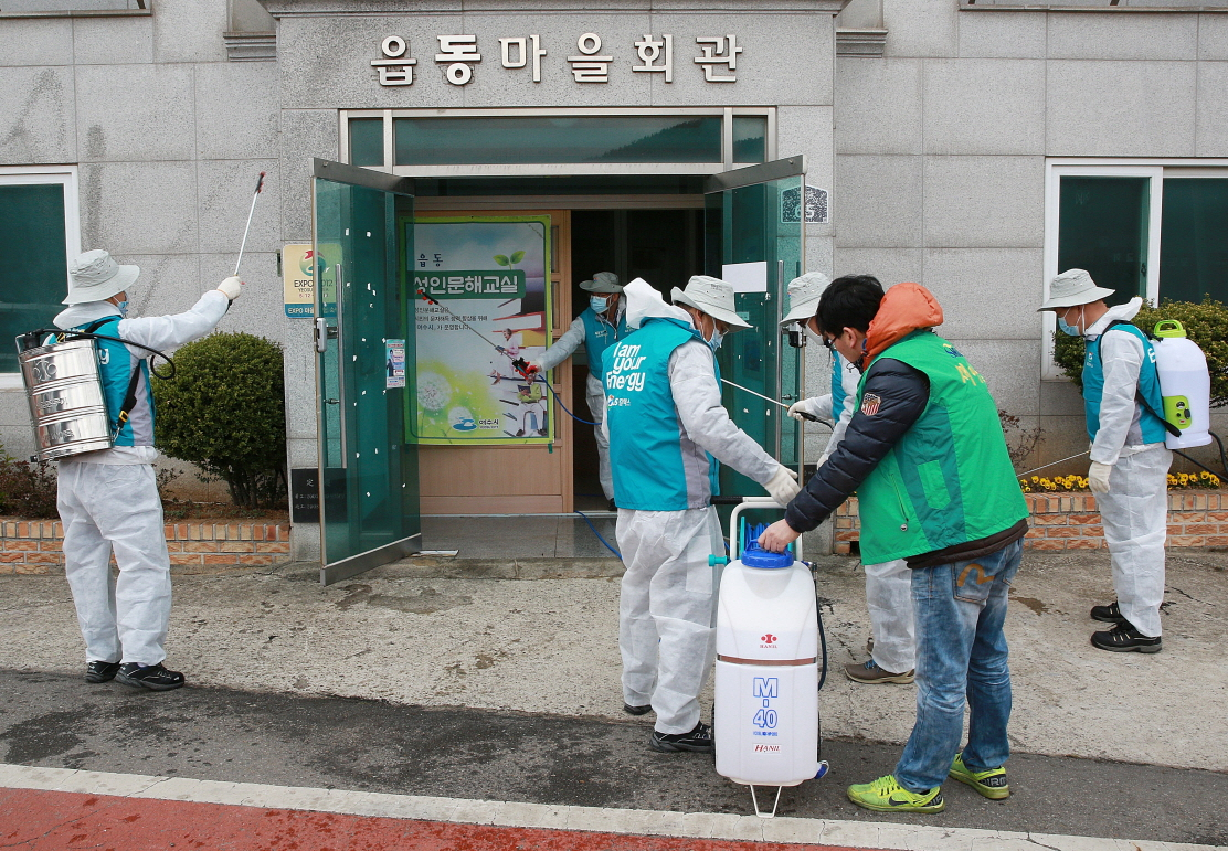 GS칼텍스 여수공장 임직원들이 최근 코로나19 예방위해 사업장 인근 지역에서 방역을 실시하고 있다. [GS칼텍스 제공]