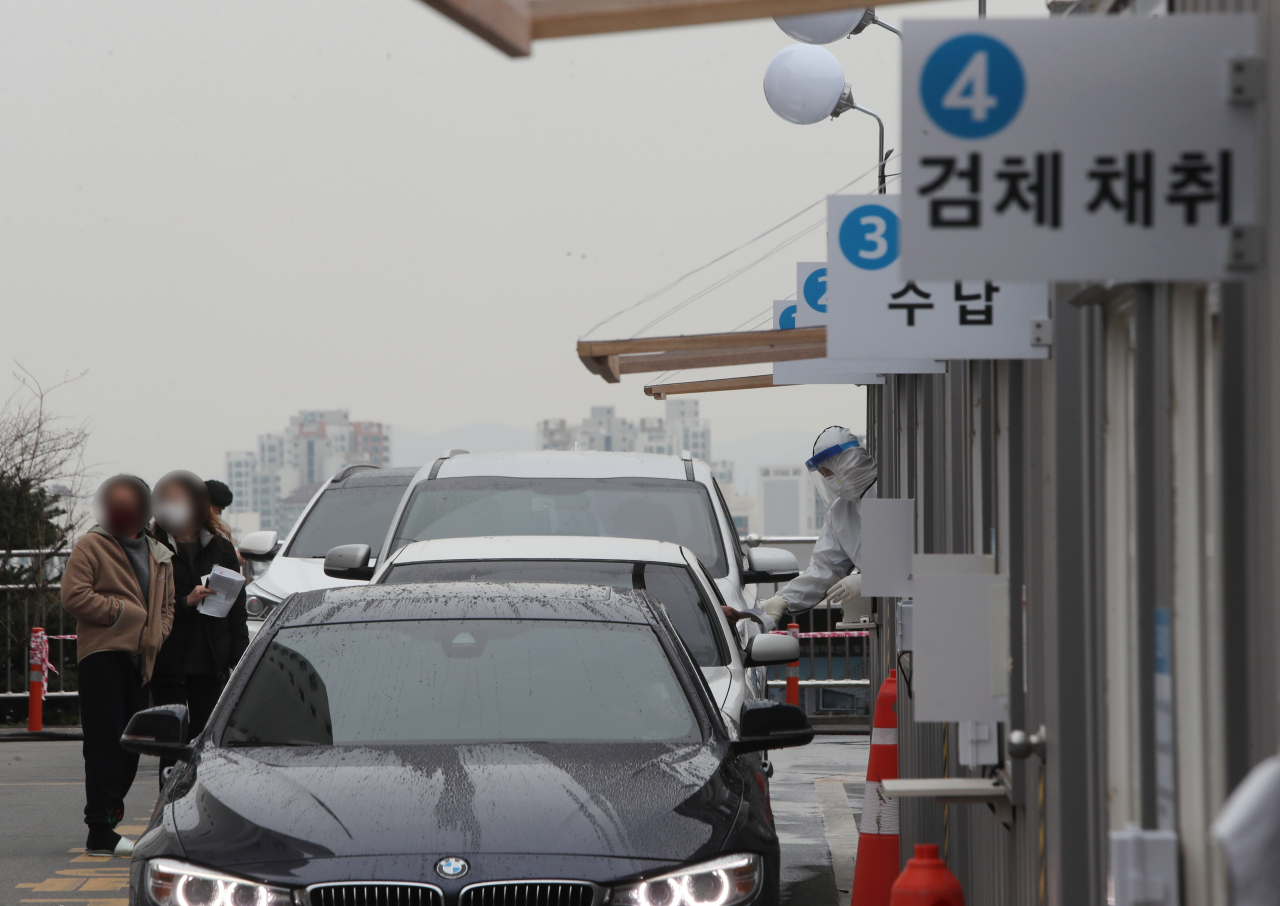 9일 오후 대구시 남구 영남대학교병원'드라이브 스루' 선별진료소에 차량이 줄지어 있다. [연합]