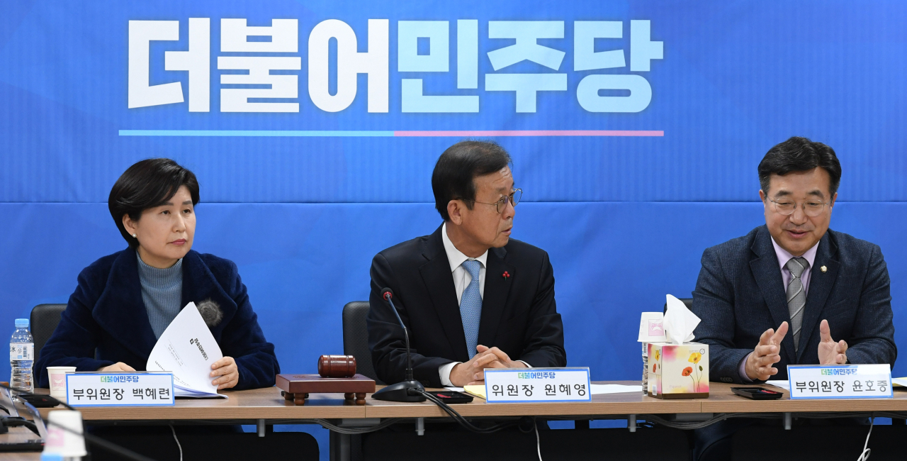 원혜영 더불어민주당 공천관리위원장(가운데)과 윤호중 부위원장이 지난달 21일 오후 서울 여의도 당사에서 열린공천관리위원회 회의에서 대화하고 있다. [연합]
