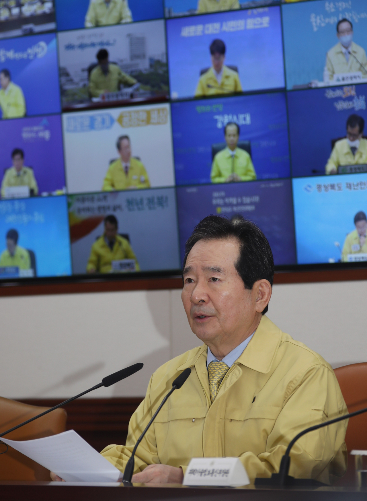 정세균 국무총리가 10일 정부서울청사 중앙재난안전상황실 서울상황센터에서 열린 신종 코로나바이러스 감염증(코로나19) 대응 점검 중앙재난안전대책본부(중대본) 회의에서 모두발언을 하고 있다. [연합]