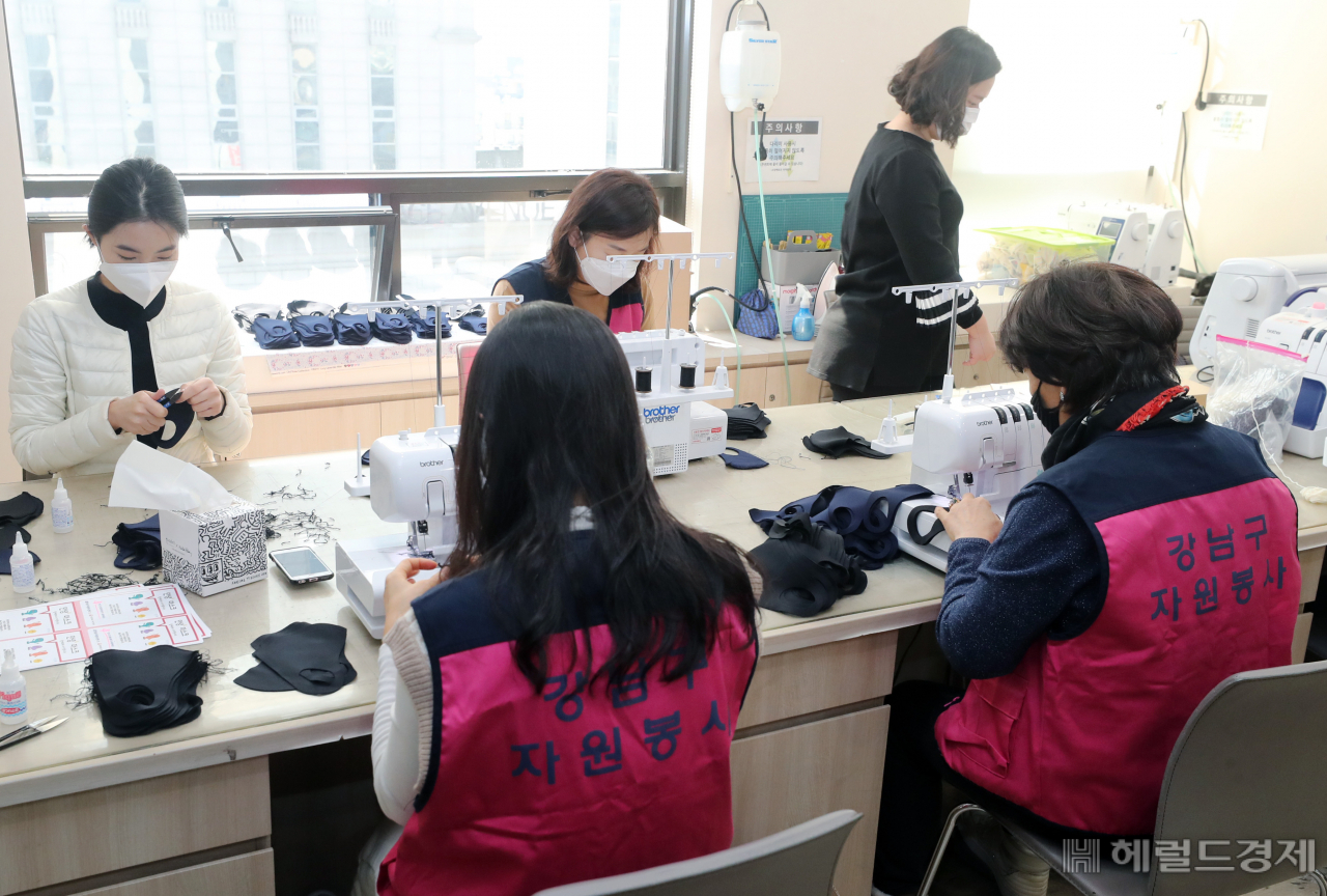 강남구 자원봉사자들이 마스크를 제작하고 있다. [강남구 제공]