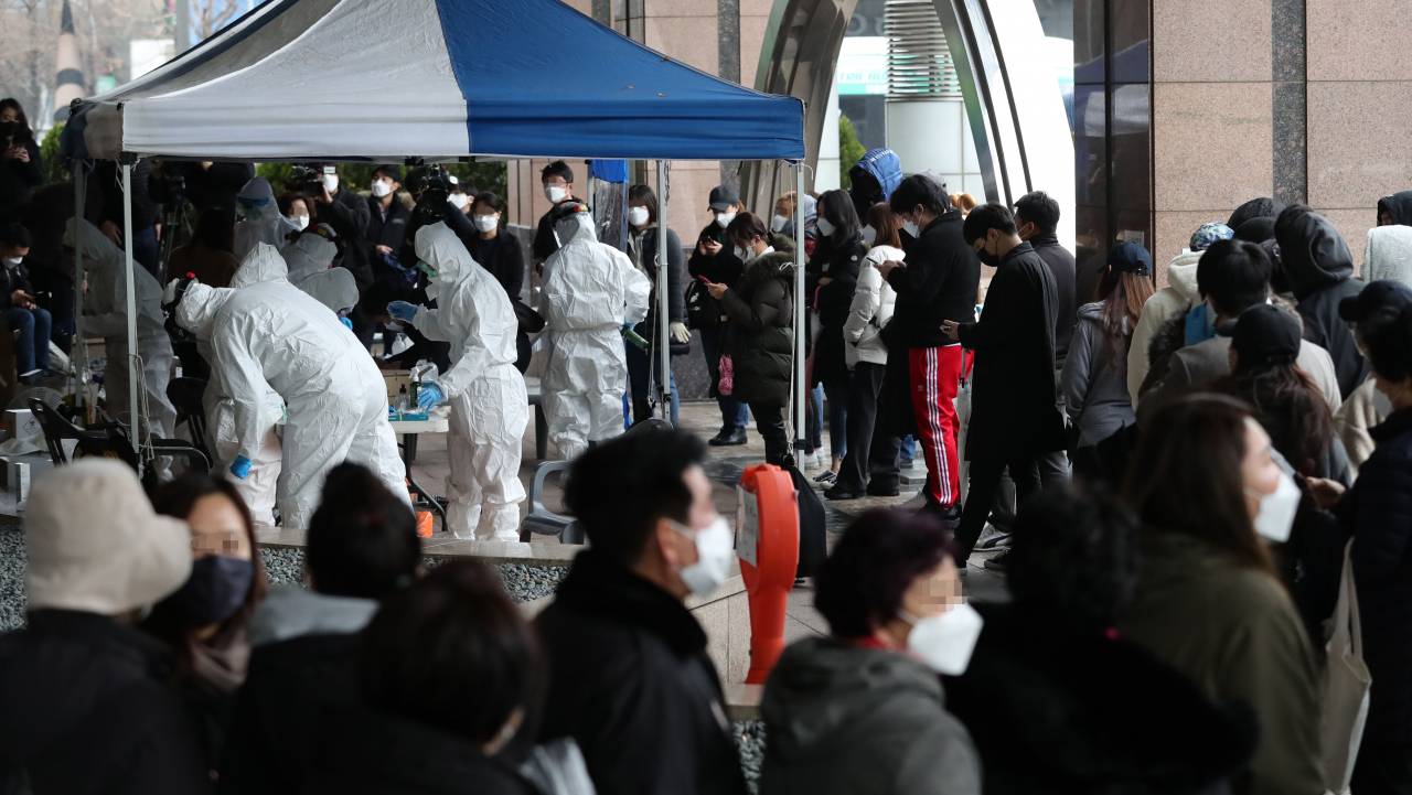 10일 오전 신종코로나바이러스 감염증(코로나19) 확진자가 무더기로 발생한 서울 구로구 코리아빌딩에 마련된 선별진료소에서 구로구보건소 관계자들이 진료를 준비하고 있다. 연합뉴스