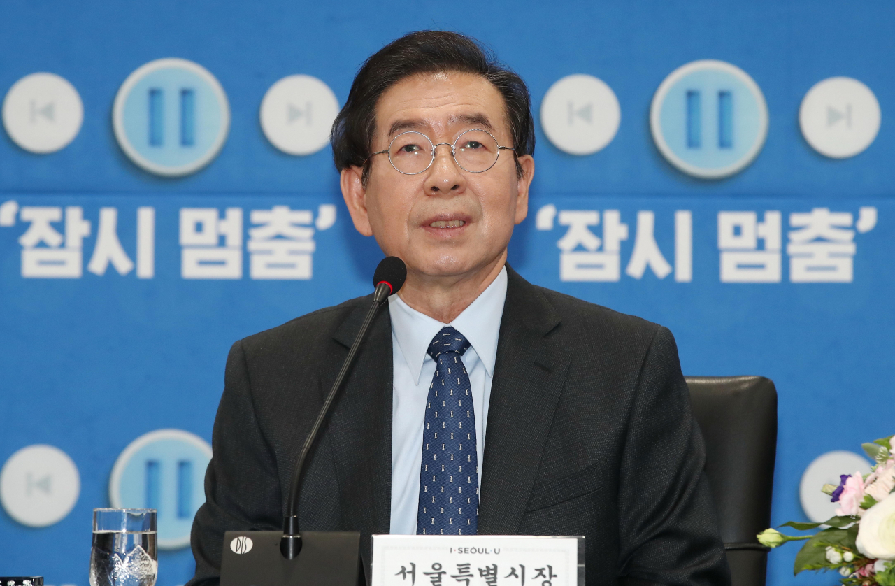 9일 오전 서울시청 영상회의실에서 열린 '5.18 민주화운동 제40주년 기념사업 서울특별시·광주광역시 공동추진 업무협약식'에서 박원순 서울시장이 인사말을 하고 있다. 이날 행사에 이용섭 광주시장의 참석이 예정됐지만 신종 코로나바이러스 감염증 확산 우려에 서울시와 광주시는 화상통화로 행사를 진행했다. 연합뉴스