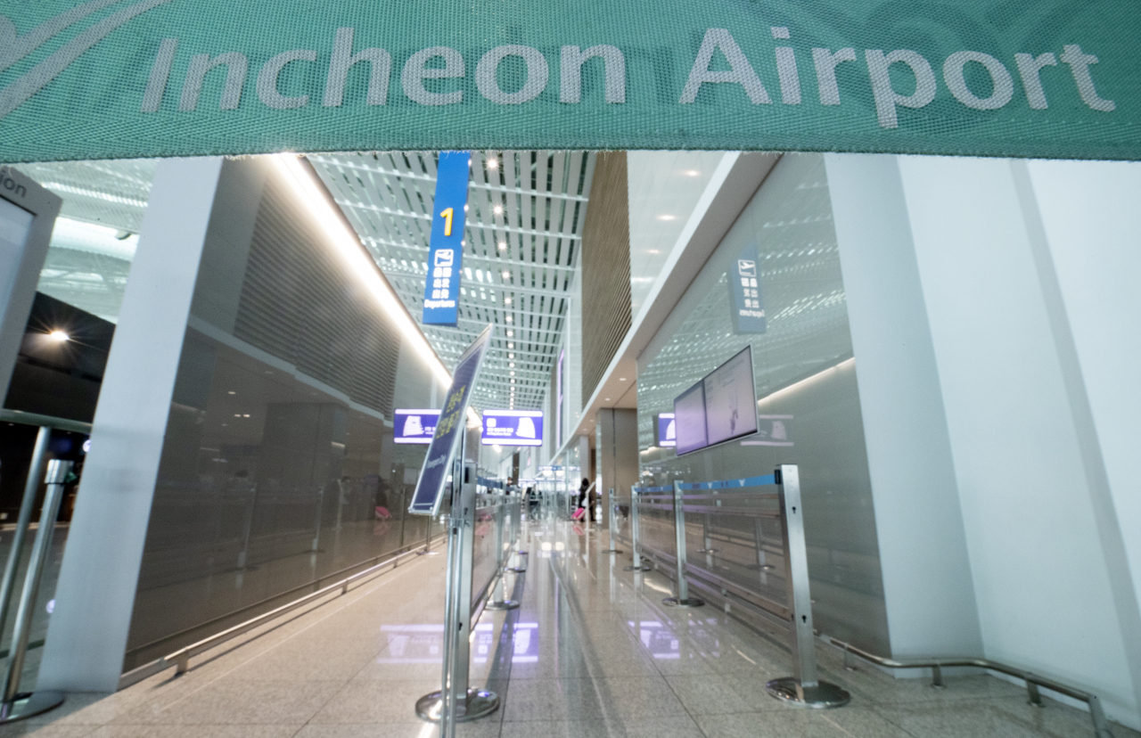 오전 인천국제공항 2터미널 출국장이 한산한 모습을 보이고 있다. [연합뉴스]