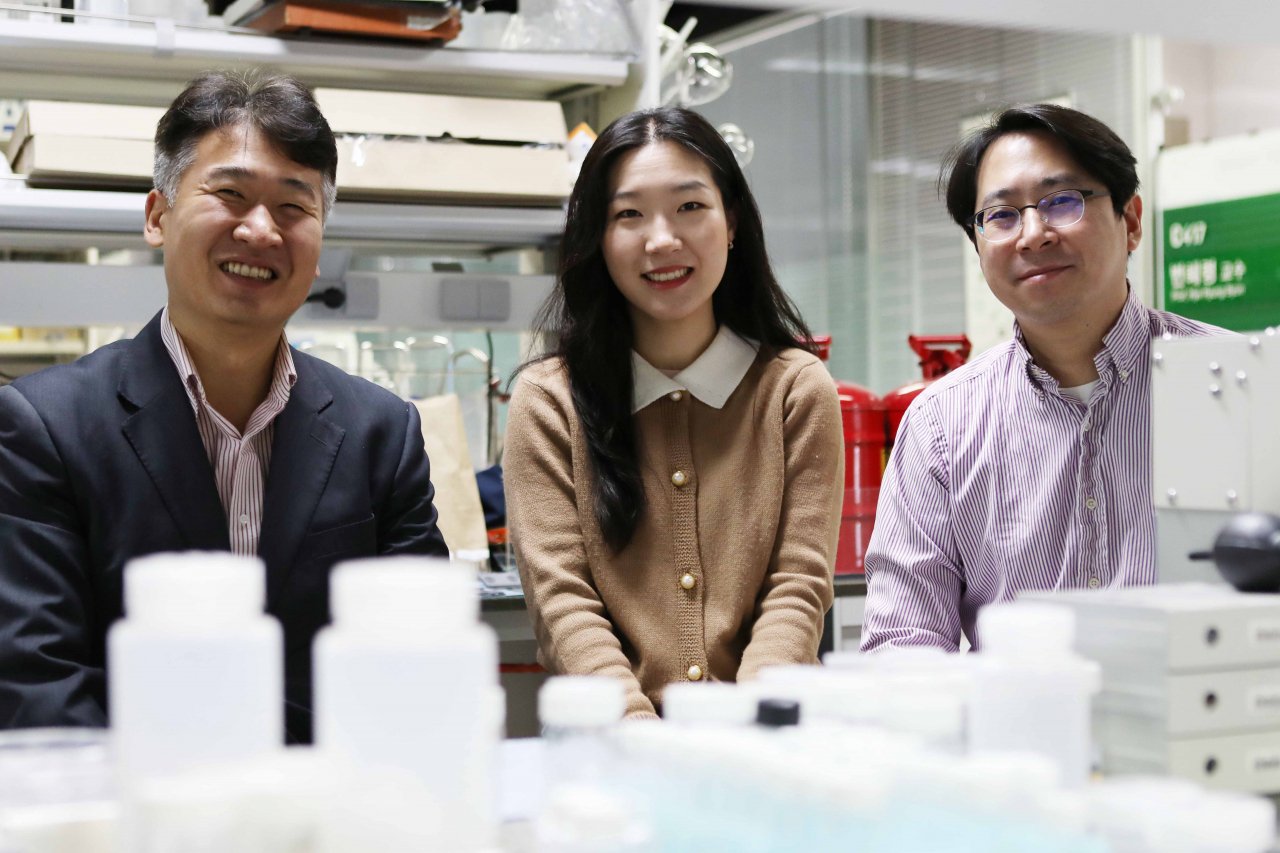 KAIST 신소재공학과 전석우(왼쪽) 교수, 한가예(가운데) 박사과정, 오지훈 교수.[KAIST 제공]