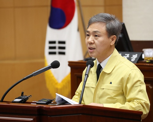 김승수 전주시장이 최근 시의회에서 재난기본소득 도입 배경을 설명하고 있다. [사진=전주시]