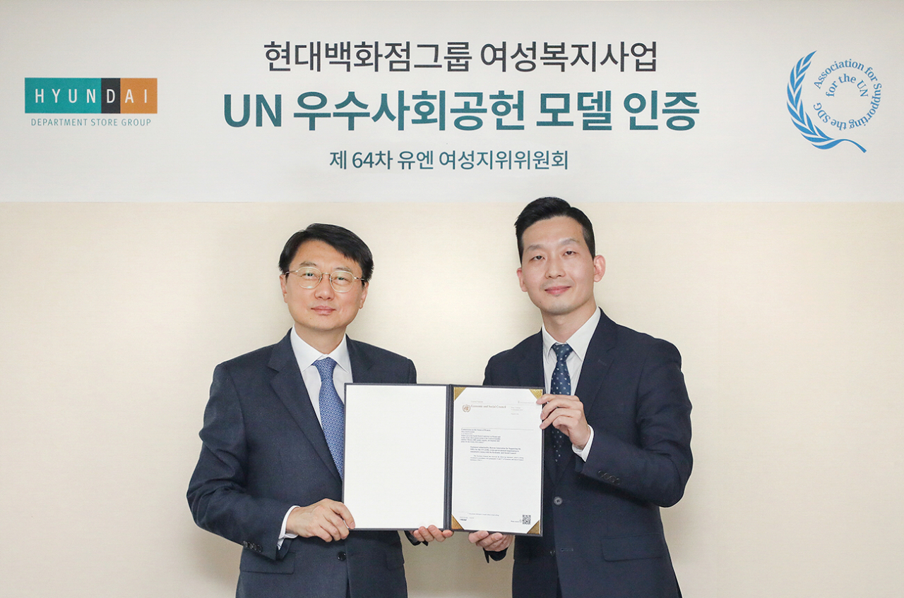 10일 오전 서울 강남구 현대백화점 본사에서 장호진 현대백화점 사장(사진 왼쪽)과 김정훈 UN지원SDGs협회 사무대표가 UN 여성 지위원회로에서 채택한 '공식 의견서' 전달식을 마친 뒤 기념촬영을 하고 있다. [현대백화점 제공]