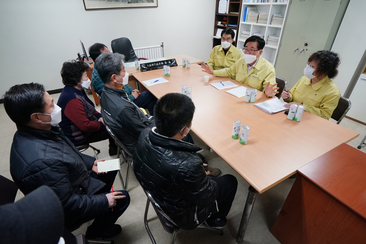 지난 9일 이문동 아파트를 찾아간 유덕열 동대문구청장이 주민 대표들을 만나 확진자 발생에 대한 대책을 논의하고 있다. [동대문구 제공]