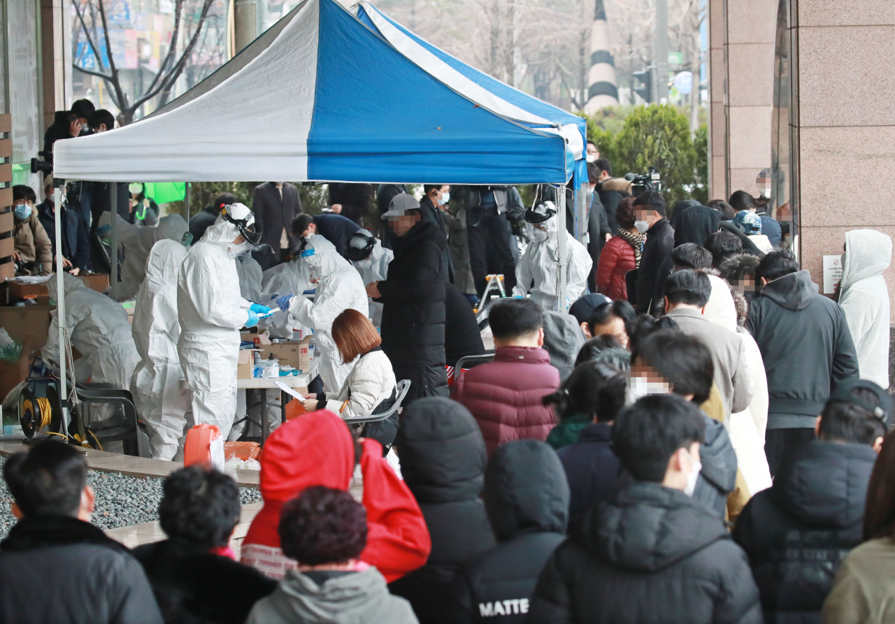 10일 오전 서울 구로구 신도림동 코리아빌딩 외부에 설치된 선별진료소 앞에서 입주자들이 코로나19(신종코로나 바이러스 감염증) 검진을 받기 위해 줄지어 서있다. [연합]
