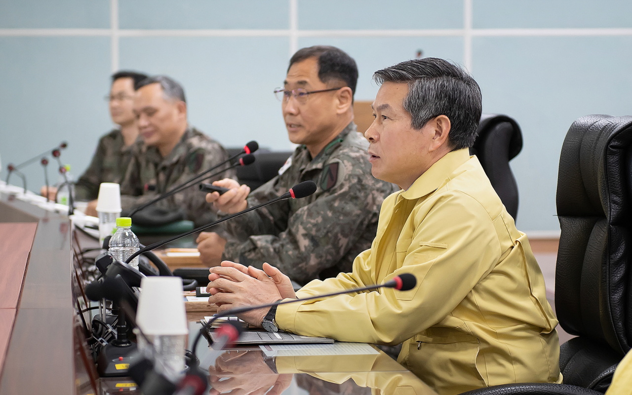 정경두 국방부 장관이 7일 수도군단을 방문해 대비태세를 점검하고 있다.[연합]