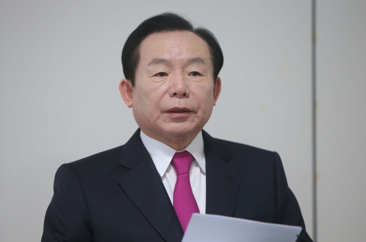 이인제 미래통합당 전 의원이 10일 오후 충남 논산 자신의 선거사무소에서 자신을 컷오프 한 공천관리위원회의 결정을 되돌려달라는 내용의 기자회견을 하고 있다. [연합]