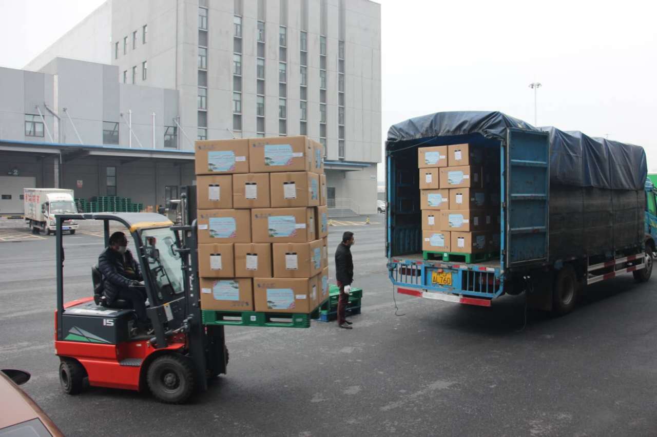 Protective masks that will be sent to Korea are being loaded onto a truck in China's Anhui Province on Tuesday. Yonhap