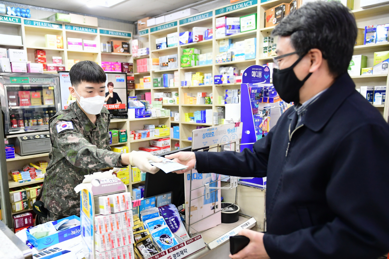 약국에 배치돼 마스크 판매 업무를 지원하고 있는 51사단 장병. [화성시 제공]