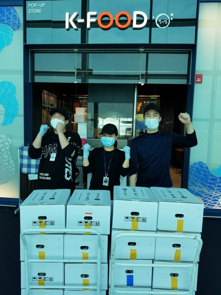 ㈜청어람플러스 직원들이 9일 닭강정 300인분을 대구 경북대병원에 전달하면서 파이팅을 외치며 의료진을 응원하고 있다. [㈜청어람플러스 제공]