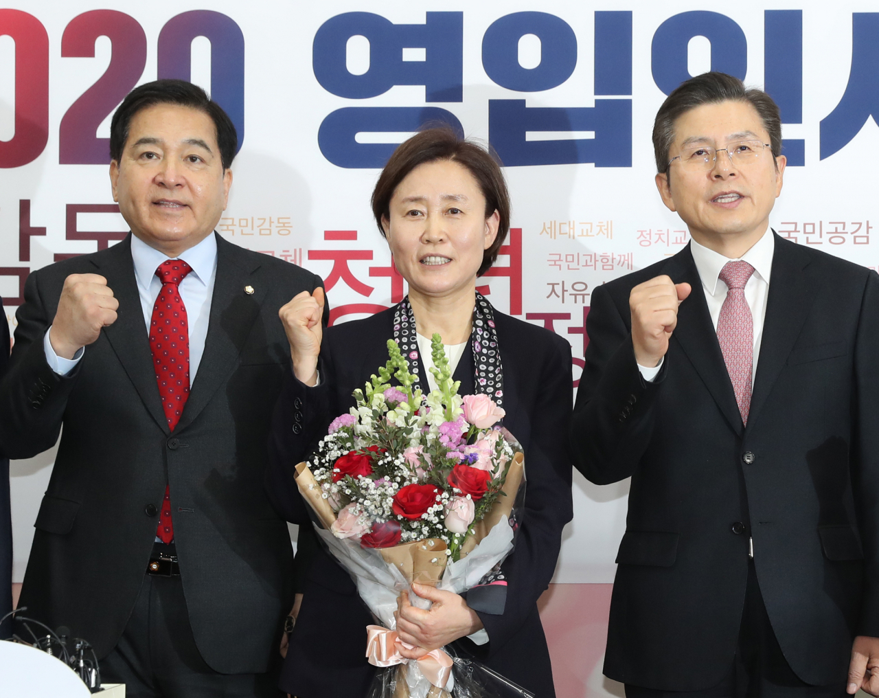 황교안 미래통합당 대표와 심재철 원내대표가 지난달 7일 오전 서울 여의도 국회에서 열린 2020 영입인사 환영식에서 10번째 영입인재인 윤봉길 의사의 장손녀 윤주경 전 독립기념관장(가운데)과 기념촬영을 하고 있다. [연합]