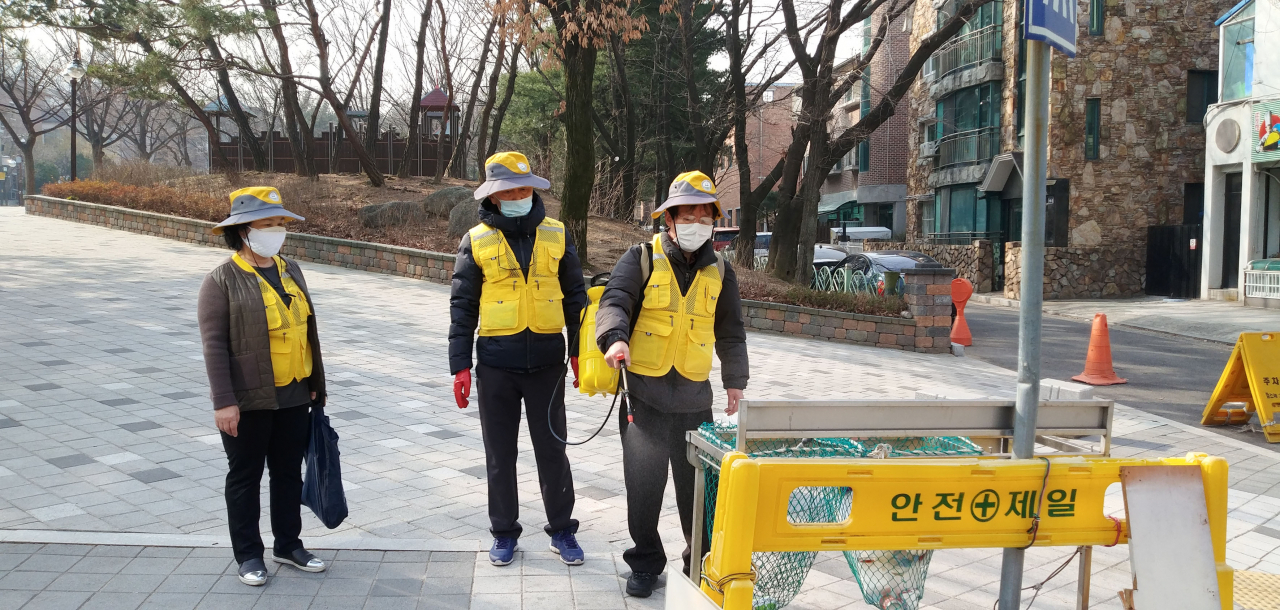 성남시 동네 안전지킴이가 활동영역을 방역으로 확대했다. [성남시 제공]