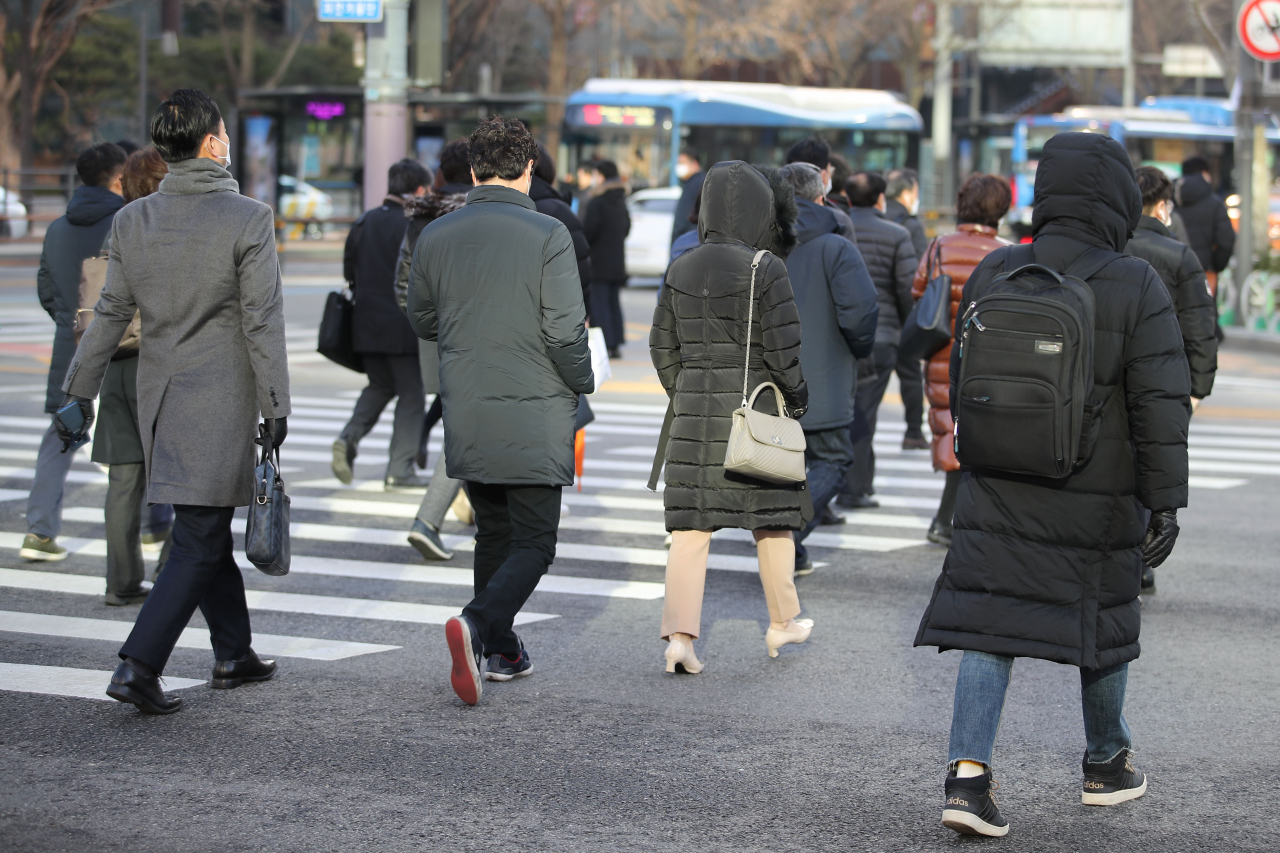 전국에 꽃샘추위가 찾아온 지난 5일 오전 서울 종로구 세종대로 거리에서 두꺼운 외투를 입은 시민들이 발걸음을 재촉하고 있다. [연합]
