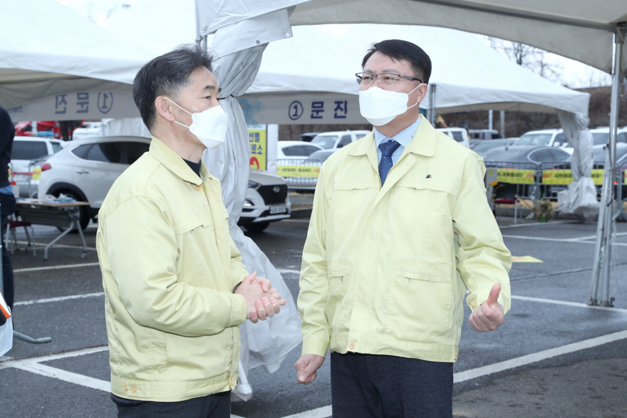 이춘표(오른쪽) 고양시 제2부시장이 10일 취임과 동시에 코로나19 대응 현장을 방문하는 등 바쁜 일정을 소화했다. [고양시]