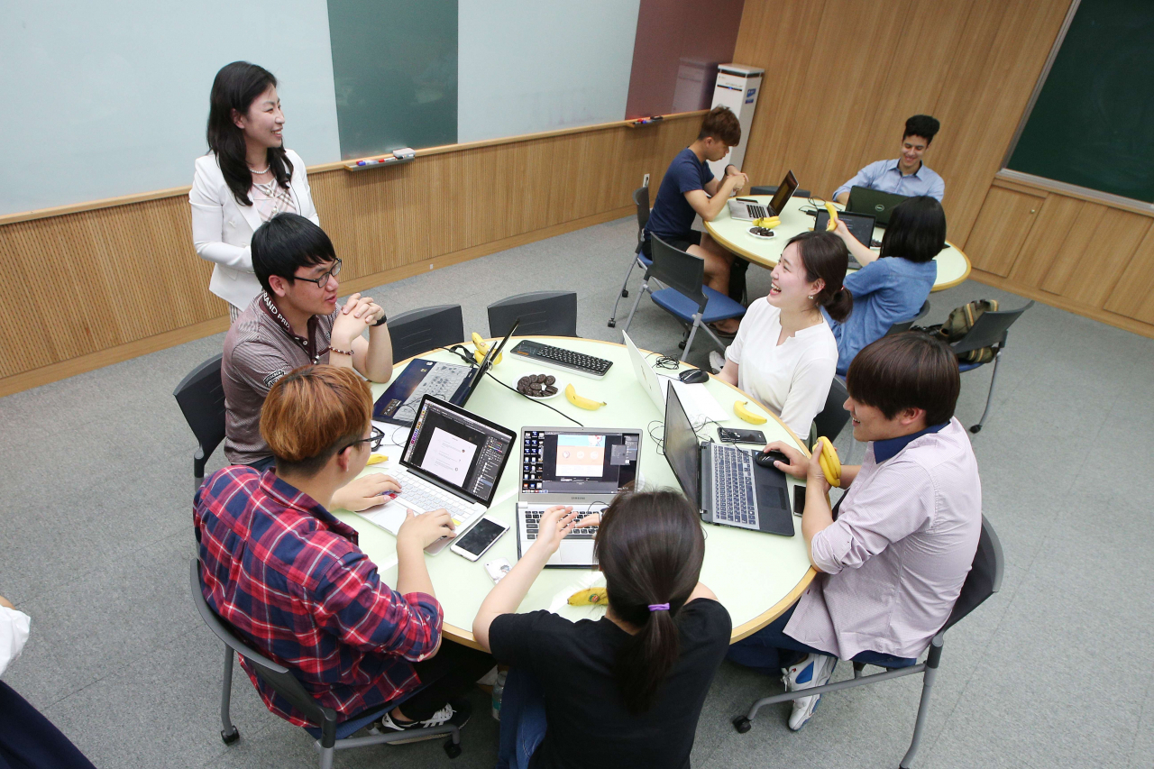 KAIST 학생들이 온라인 강의와 강의실 수업을 병행하고 있다.[KAIST 제공]