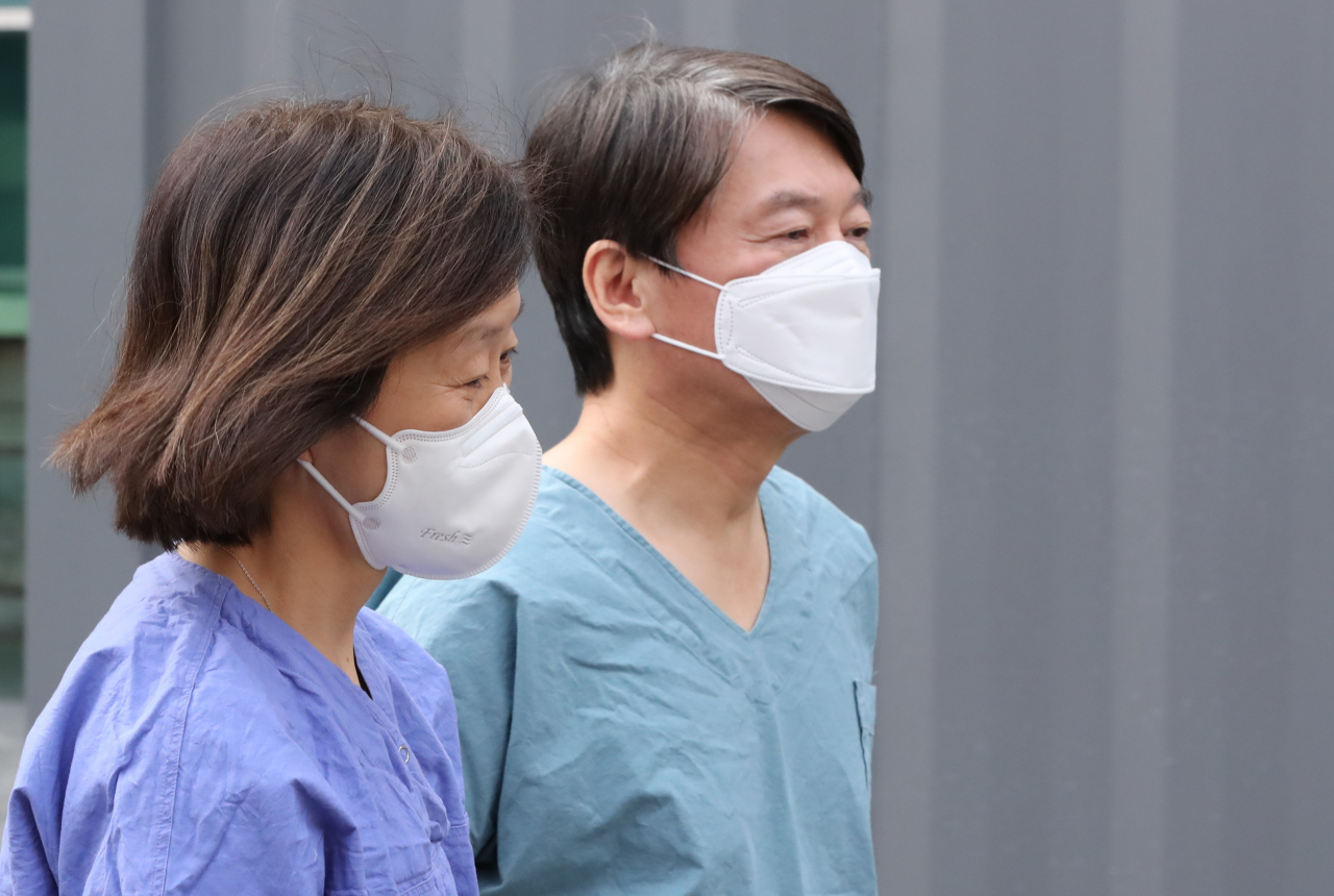 '의사 부부' 안철수 국민의당 대표(오른쪽)와 부인 김미경 교수가 9일 오전 대구시 신종 코로나바이러스 감염증(코로나19) 지역거점병원인 계명대학교 대구동산병원에서 진료 자원봉사를 하기 위해 보호구 착의실로 가고 있다. 최근 여론조사에서 나타난 국민의당의 지지율 상승이 지난 1일부터 대구에서 의료봉사를 이어가고 있는 '의사 안철수 효과'라는 분석이 있다. [연합]