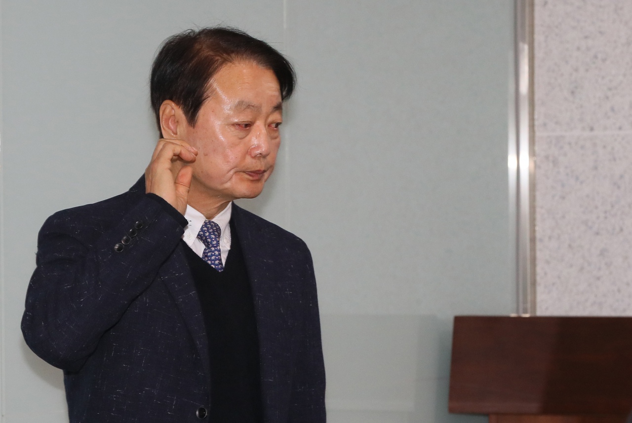 한선교 미래한국당 대표가 10일 국회 의원회관에 마련된 공천관리위원회를 찾아 후보자 심사 준비를 점검하고 있다. [연합]