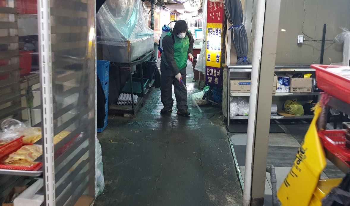 마포구 전통시장 방역활동 모습. [마포구 제공]