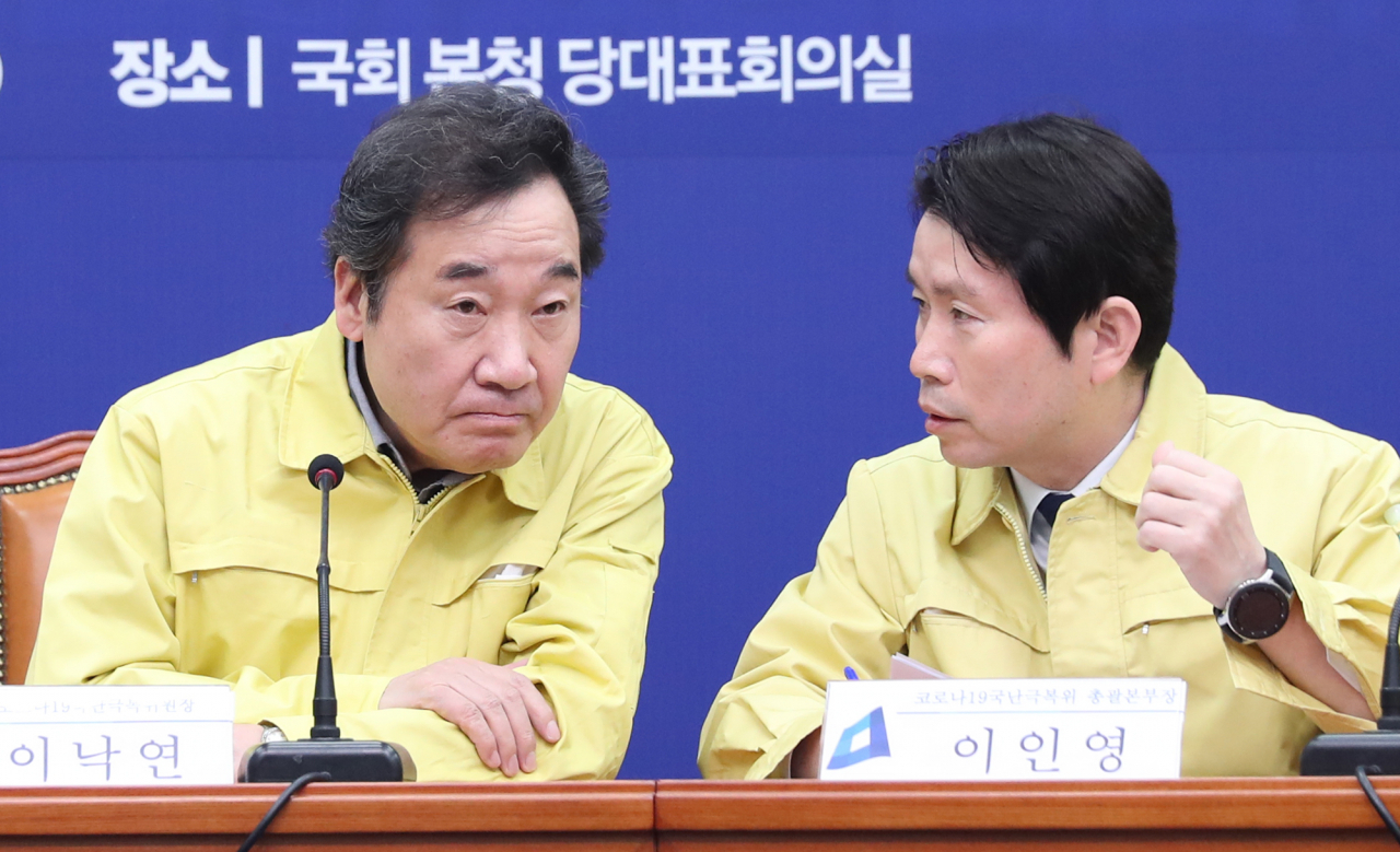 더불어민주당 이낙연 코로나19국난극복위원장(왼쪽)과 이인영 총괄본부장이 11일 서울 여의도 국회에서 열린 제2차 코로나19 대응 당정청회의에서 논의하고 있다. [연합]