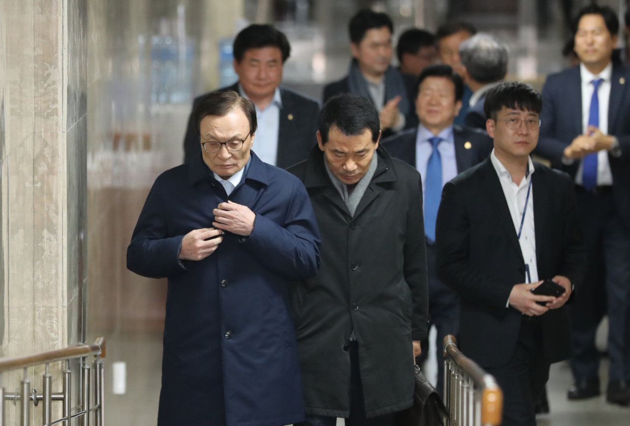 더불어민주당 이해찬 대표가 10일 오후 서울 여의도 국회에서 비공개 의원총회를 마친 뒤 회의장을 떠나고 있다. 연합뉴스