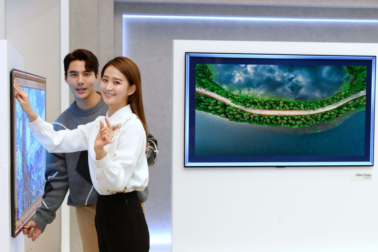 LG전자가 2020년형 LG 올레드 AI ThinQ를 글로벌 시장에 본격 출시했다. 모델들이 갤러리 디자인을 적용한 신제품(모델명: GX)을 소개하고 있다. [ LG전자 제공]