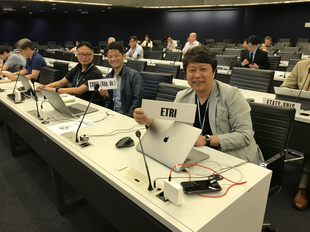 2019년 개최된 ITU-T-SG13 회의에 참여한 ETRI 연구진들의 모습.[ETRI 제공]